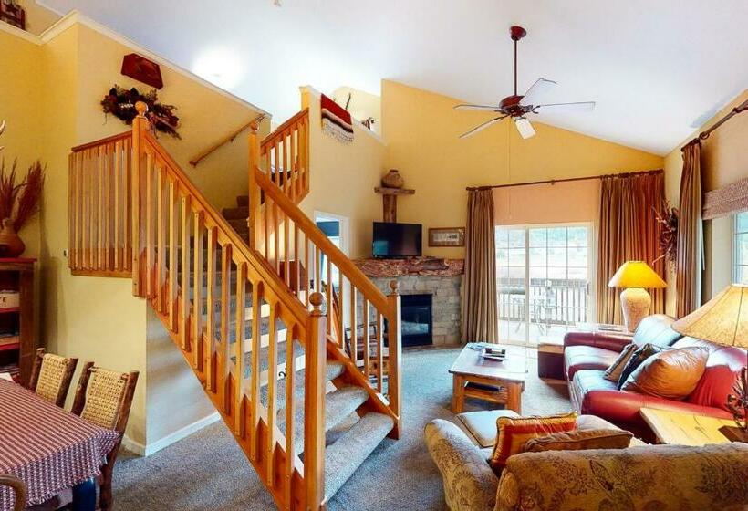 בית מלון כפרי Riverside Treehouse