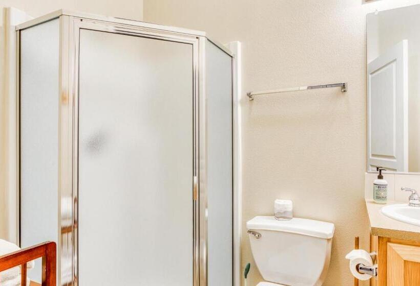 Отель The Chefs Chalet At Collins Lake