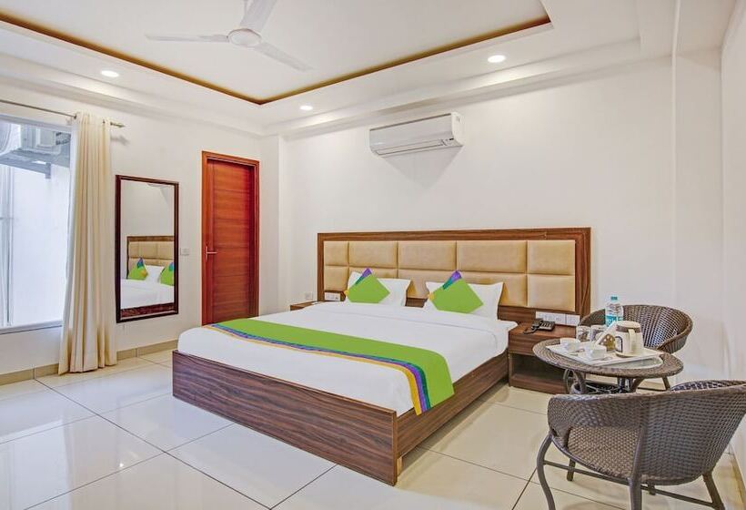 호텔 Treebo Aviraj Inn