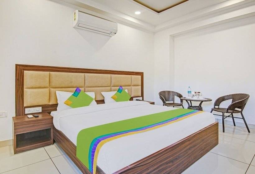 호텔 Treebo Aviraj Inn