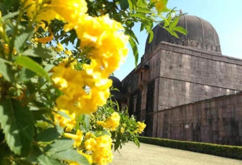 Vamoose Hotel Mandu Sarai