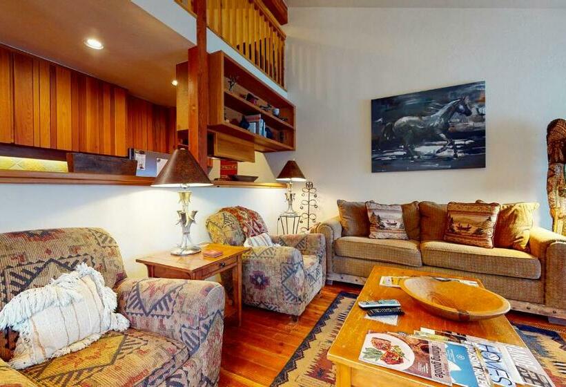 فندق 1123 Indian Paintbrush