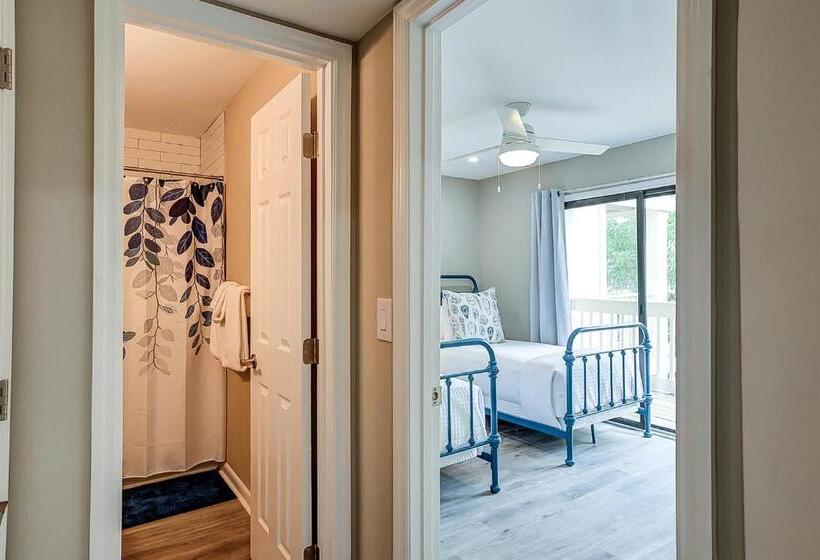 Отель Bend In The Road 2003