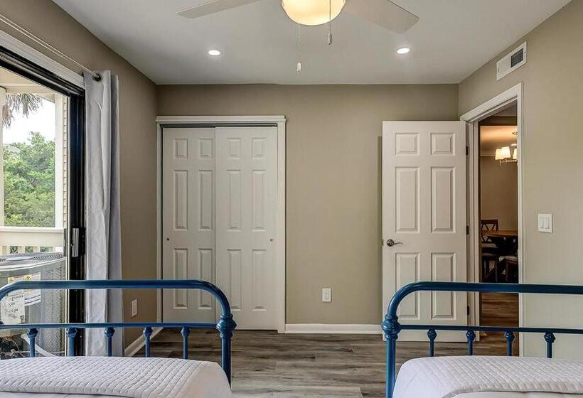 Отель Bend In The Road 2003