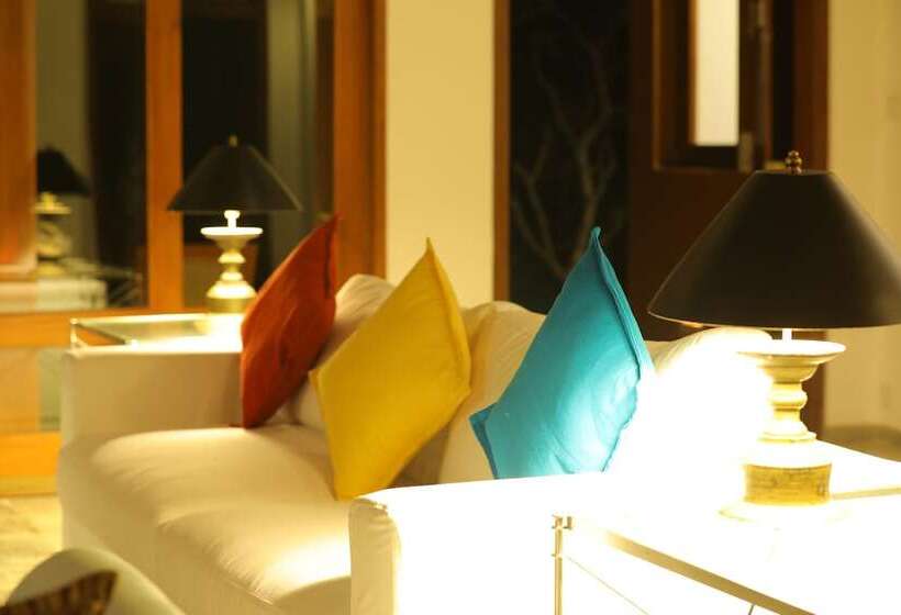 Отель The Bungalow, Makuludola Estate