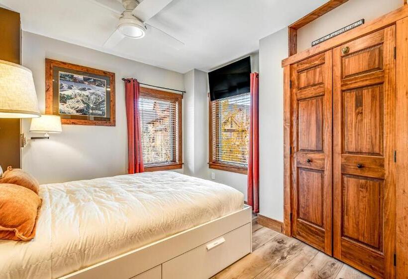 Отель Red Hawk 2276