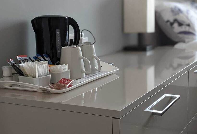 فندق The Halfway House