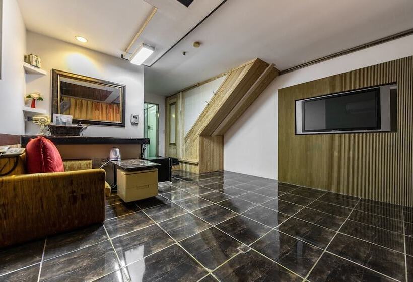 فندق Eumseong Black And White