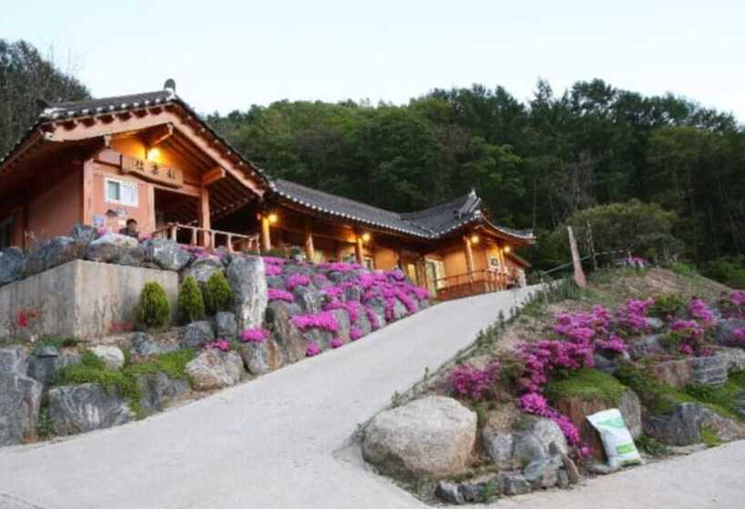 호텔 Okcheon Kkotgureumchaeullu Pension