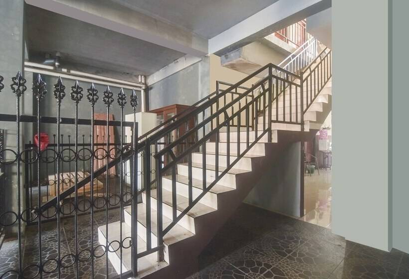 Отель Oyo 91755 Priska Kost Dan Homestay