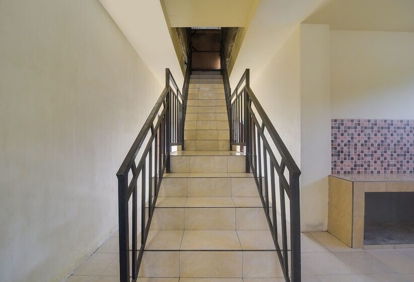 Отель Oyo 91755 Priska Kost Dan Homestay