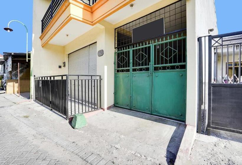 בית מלון כפרי Spot On 91774 Kost Nusantara Sidoarjo