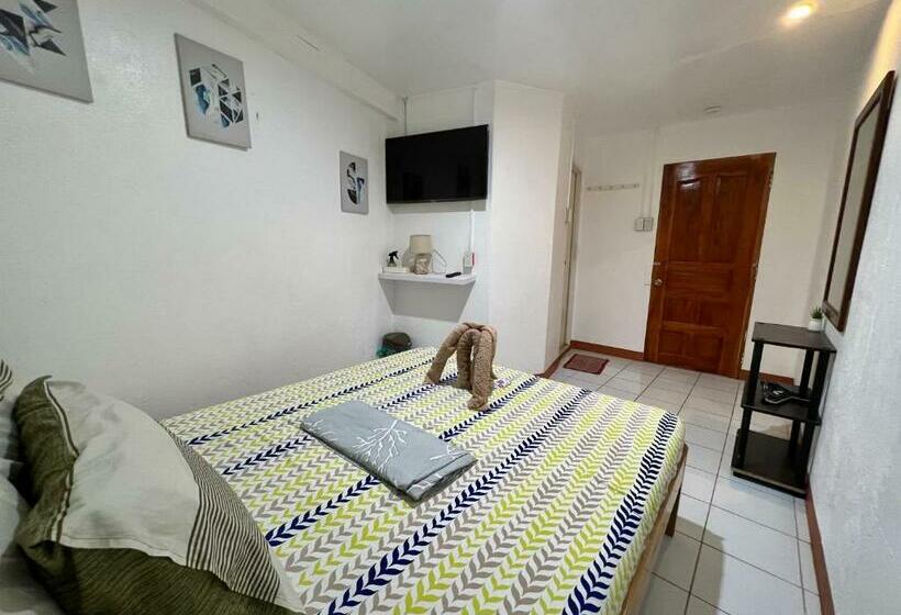 هتل West Coast Beach House