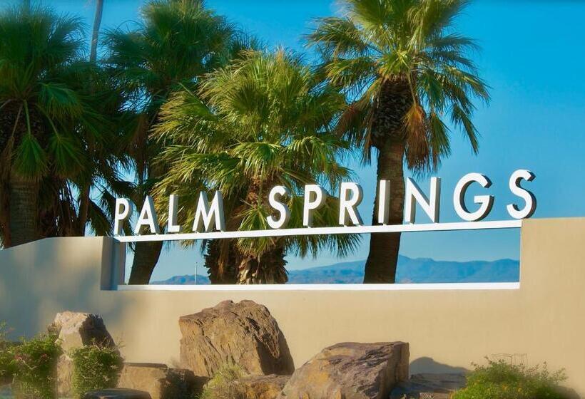 بنسيون Suite With Tv, Desk, And Private Bathroom