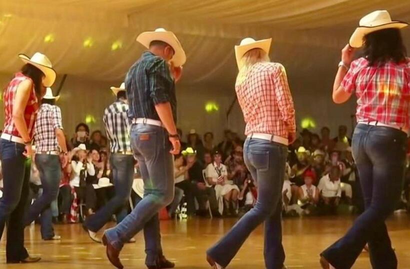 بنسيون Suite With Tv, Desk, And Private Bathroom