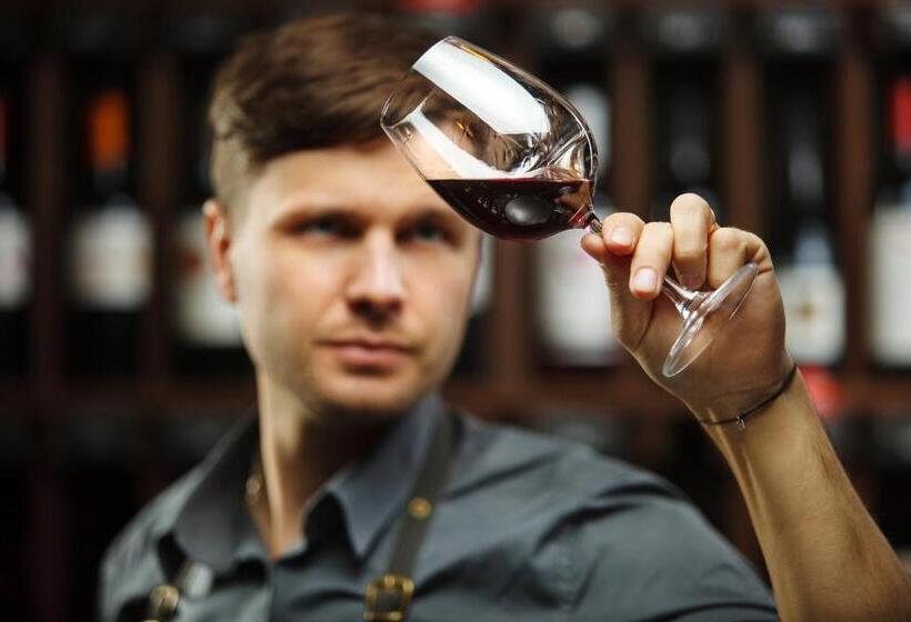 بنسيون Suite With Tv, Desk, And Private Bathroom