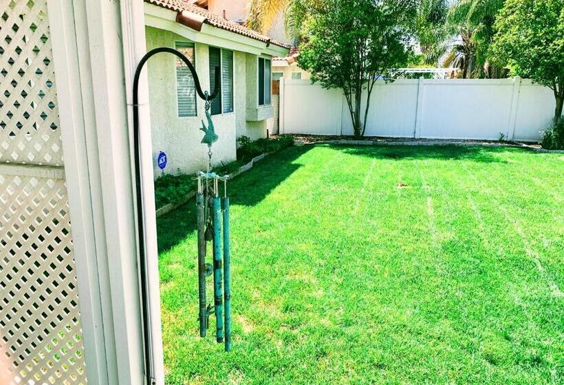 بنسيون Suite With Tv, Desk, And Private Bathroom