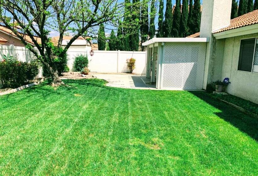 بنسيون Suite With Tv, Desk, And Private Bathroom