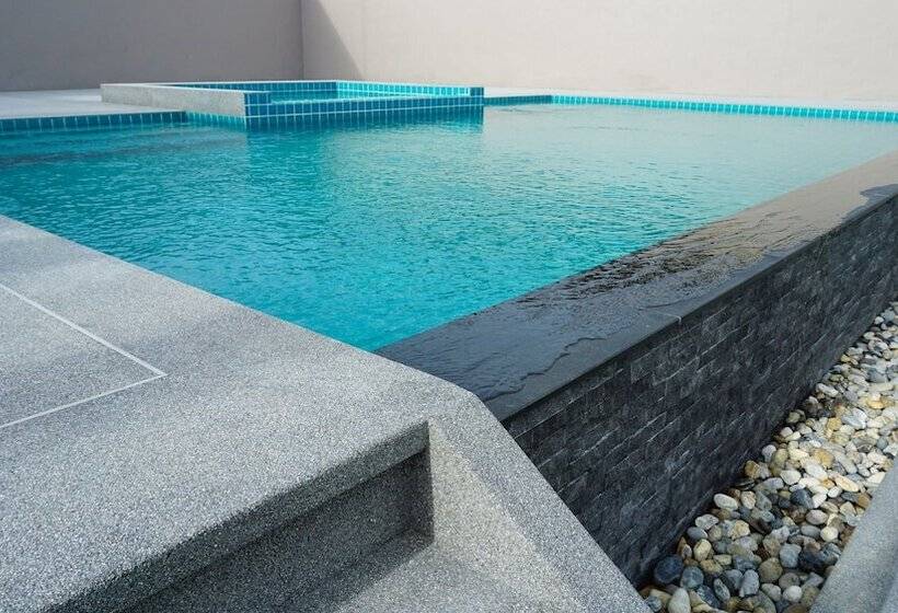 هتل Akard Private Villas Sattahip