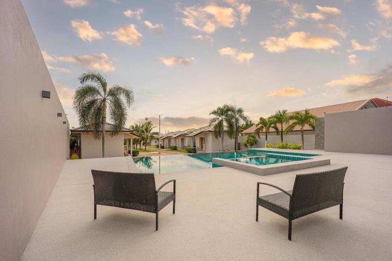 هتل Akard Private Villas Sattahip