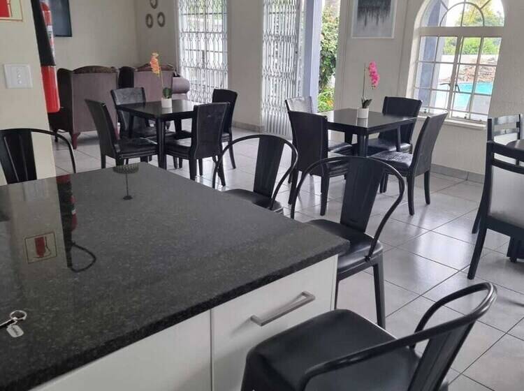 酒店 Alicats Place Executive Lodge & Conference