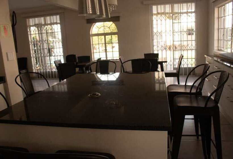 酒店 Alicats Place Executive Lodge & Conference