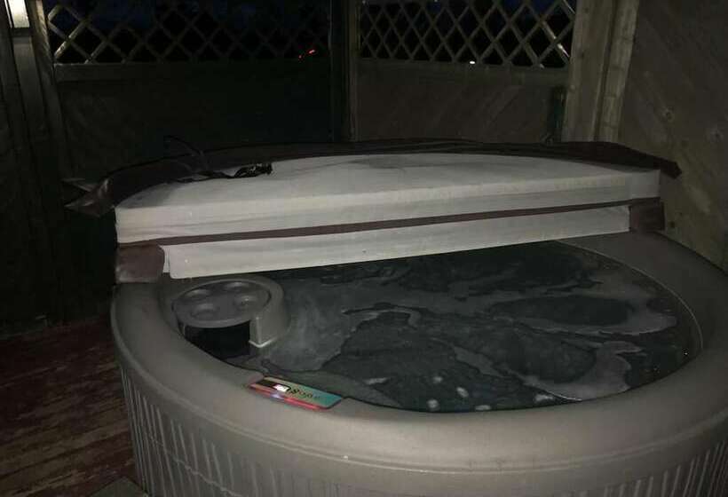 هتل Eyjasól Cottages