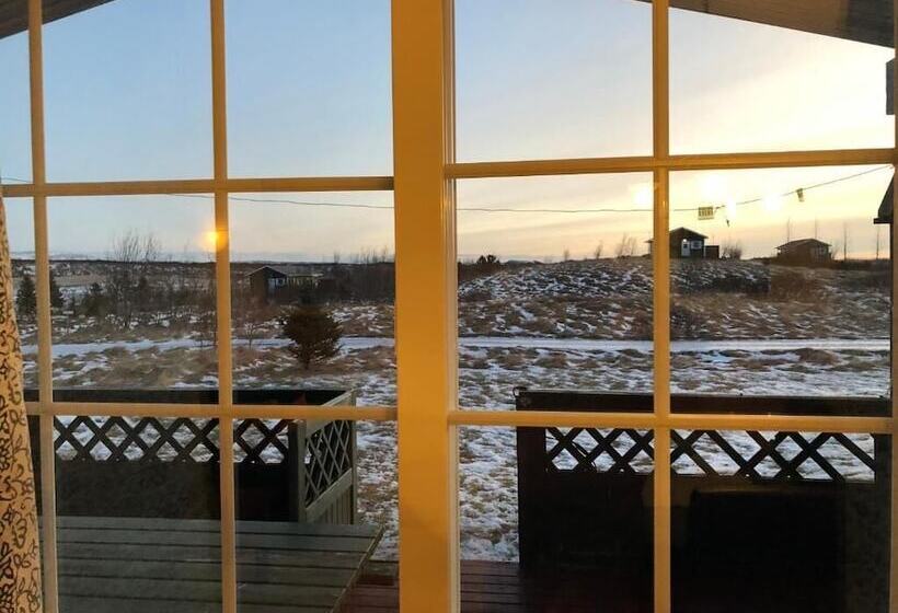 هتل Eyjasól Cottages