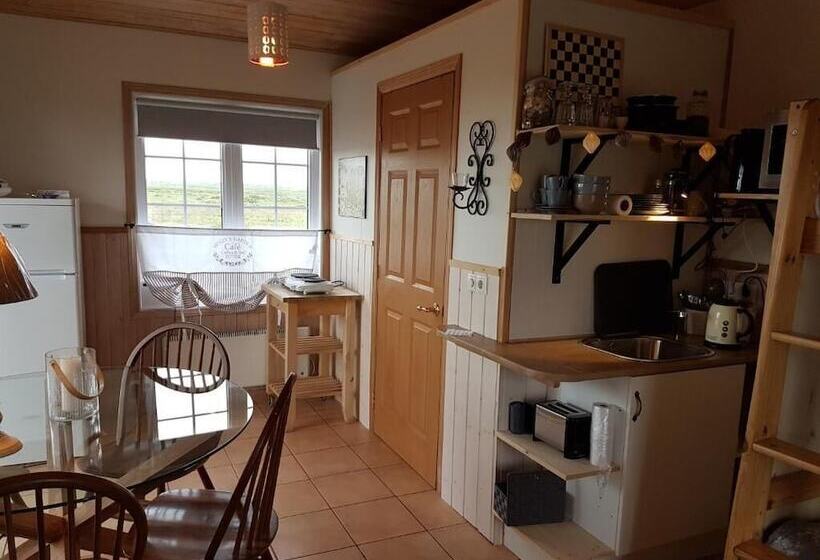 هتل Eyjasól Cottages