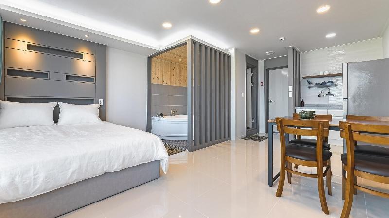 Отель Gangneung Badauibyeol Pension