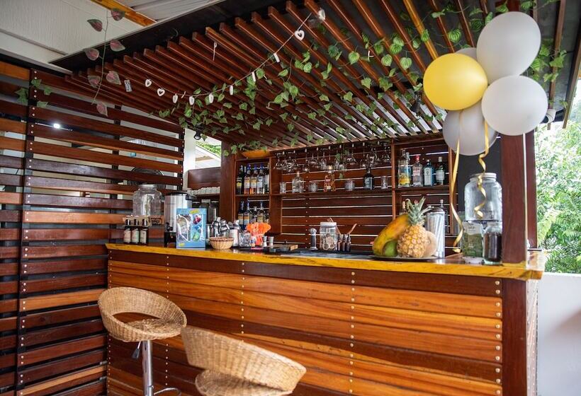 בית מלון כפרי On The Rock