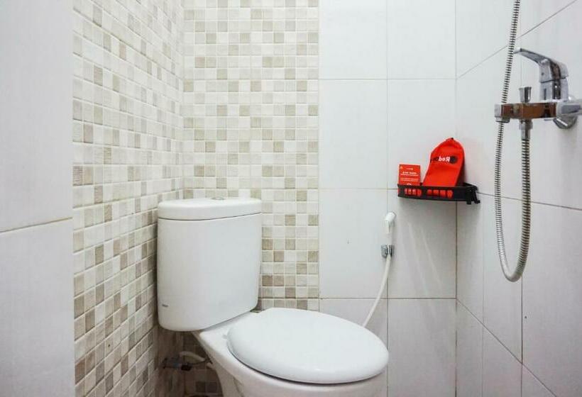 Отель Reddoorz @ Jalan Danau Limboto