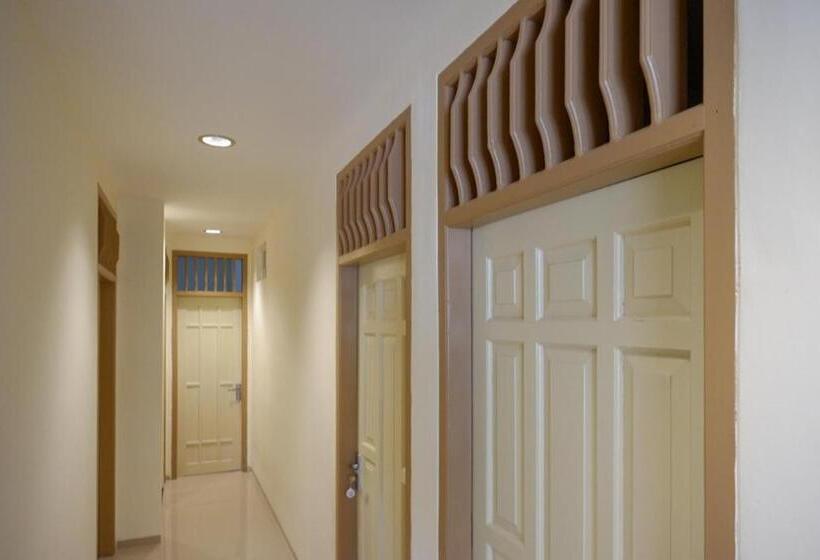 בית מלון כפרי Reddoorz Near Ambarrukmo Plaza Mall