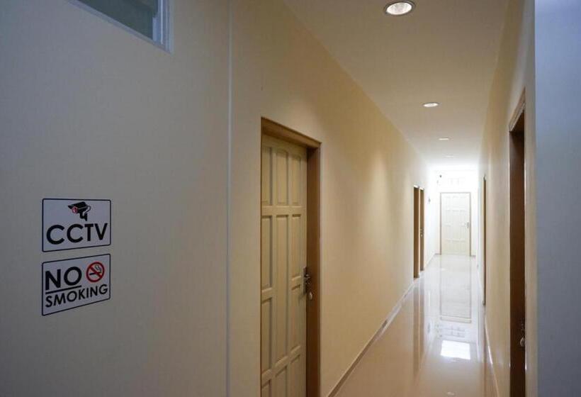 בית מלון כפרי Reddoorz Near Ambarrukmo Plaza Mall