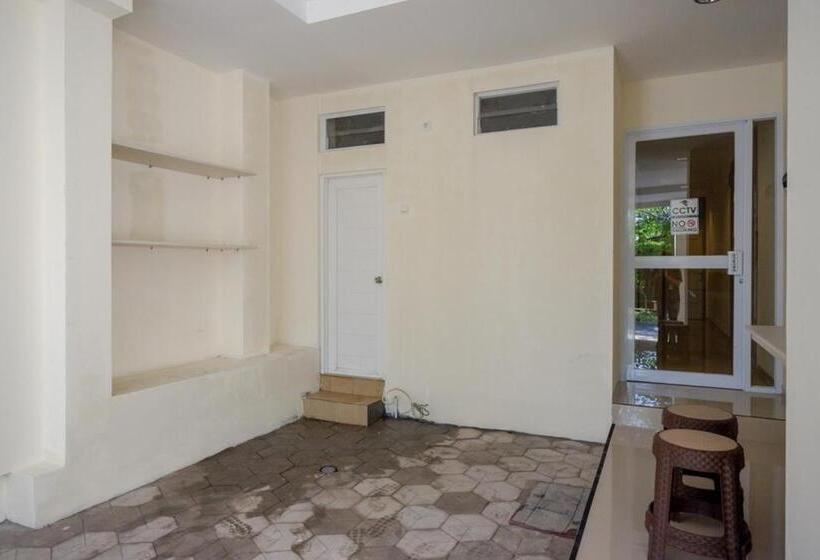 בית מלון כפרי Reddoorz Near Ambarrukmo Plaza Mall