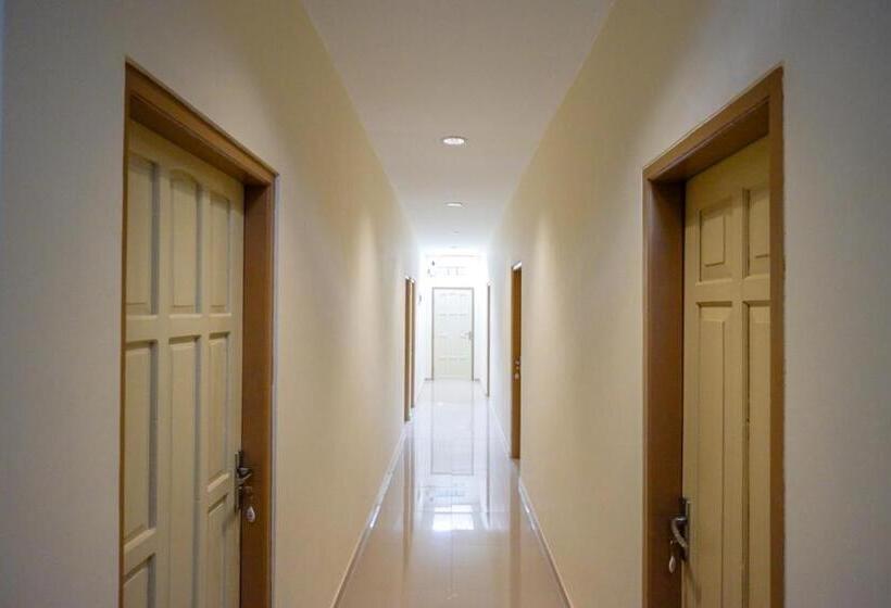 בית מלון כפרי Reddoorz Near Ambarrukmo Plaza Mall