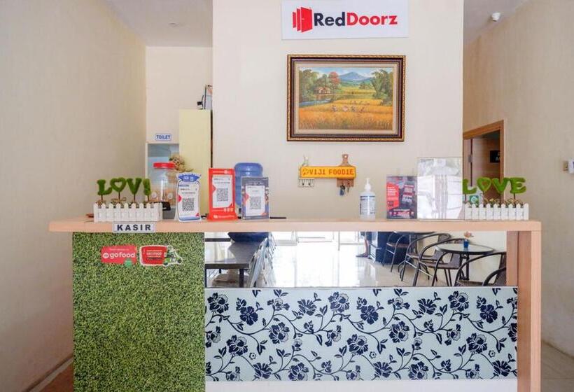 Отель Reddoorz Plus @ Losari Makassar
