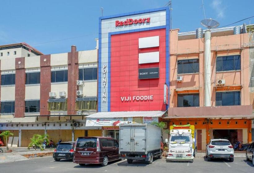 Отель Reddoorz Plus @ Losari Makassar
