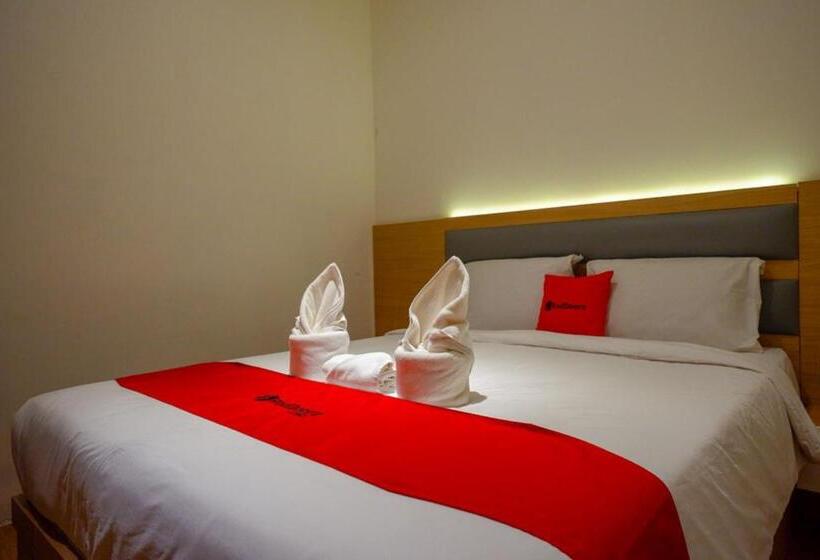 Отель Reddoorz Plus @ Losari Makassar