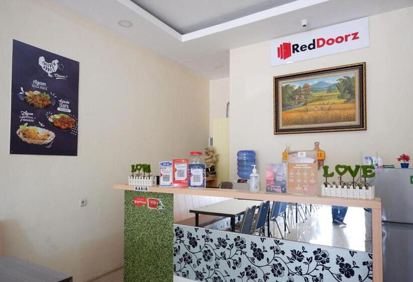 Отель Reddoorz Plus @ Losari Makassar