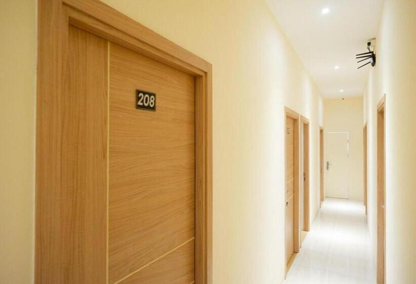 Отель Reddoorz Plus @ Losari Makassar