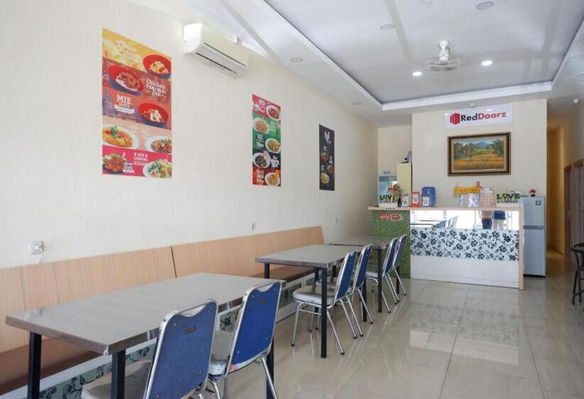 Отель Reddoorz Plus @ Losari Makassar