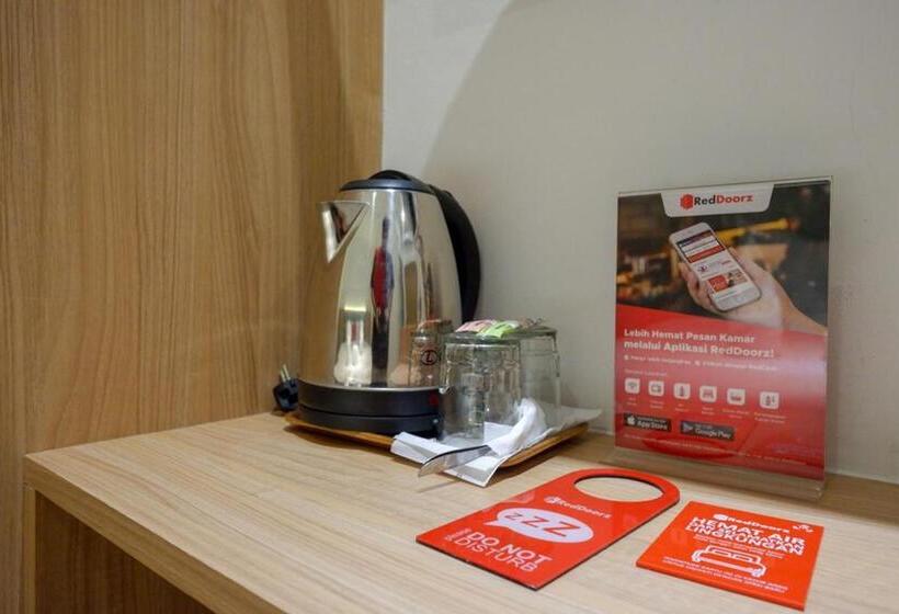 Отель Reddoorz Plus @ Losari Makassar
