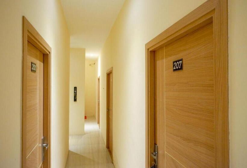 Отель Reddoorz Plus @ Losari Makassar