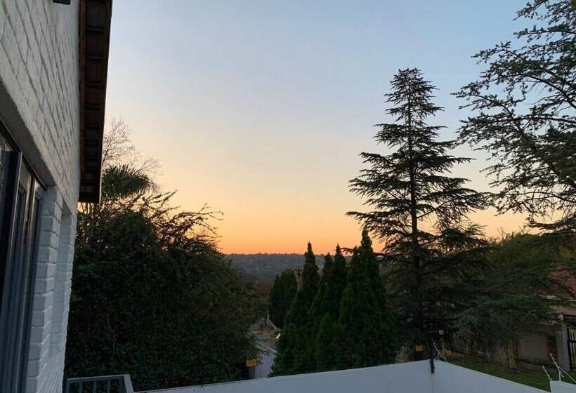 Отель Sandton Shandon House