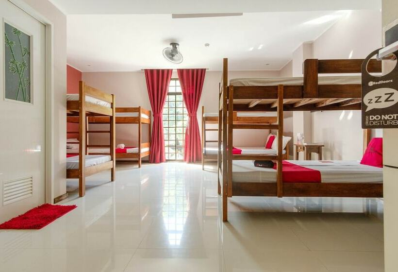 هتل Reddoorz Plus @ West Nautical Road Puerto Galera