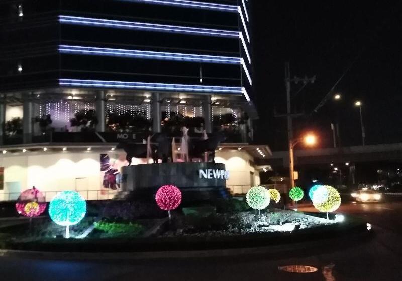 Henry S Newport Deluxe Condotel