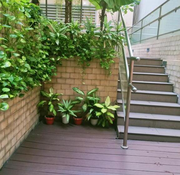 Henry S Newport Deluxe Condotel