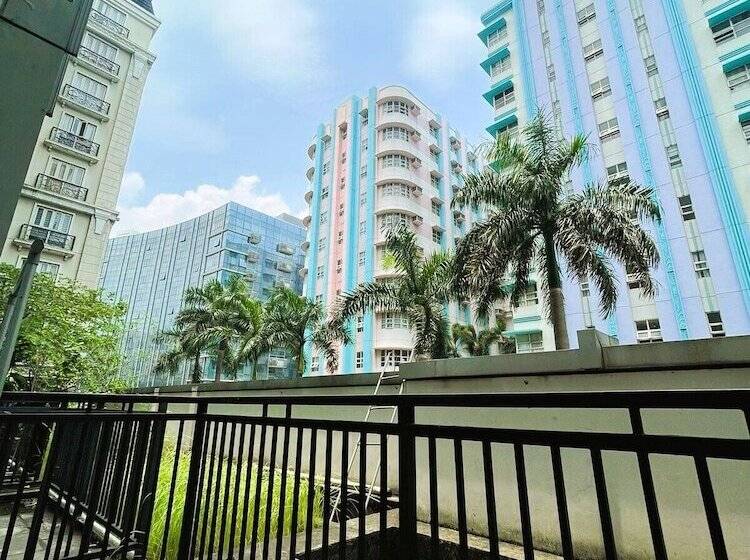 Henry S Newport Deluxe Condotel