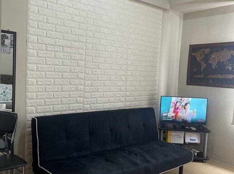 Henry S Newport Deluxe Condotel